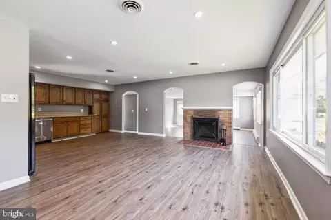 Living - 45448 Mallard St, Sterling, VA 20165 photo 1 of 7