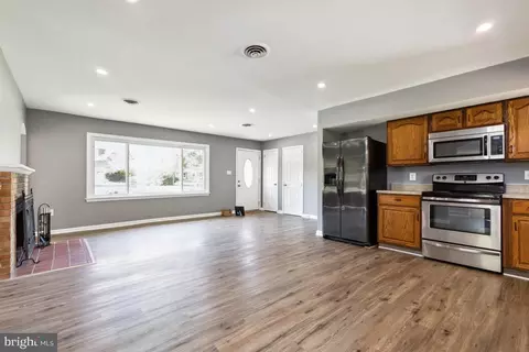 Living - 45448 Mallard St, Sterling, VA 20165 photo 2 of 7