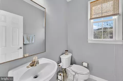 Entry Way - 42758 Glenside Dr, Brambleton, VA 20148 photo 7 of 28