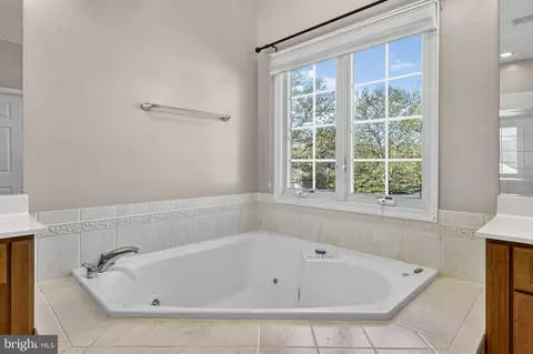Bath - 42758 Glenside Dr, Brambleton, VA 20148 photo 5 of 7