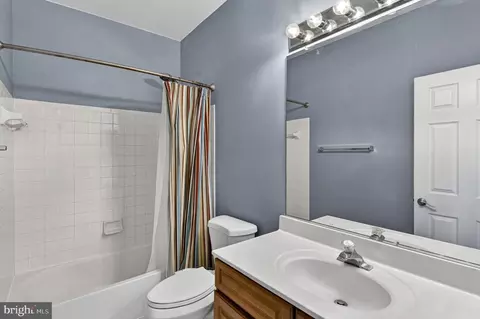Bath - 42758 Glenside Dr, Brambleton, VA 20148 photo 1 of 7