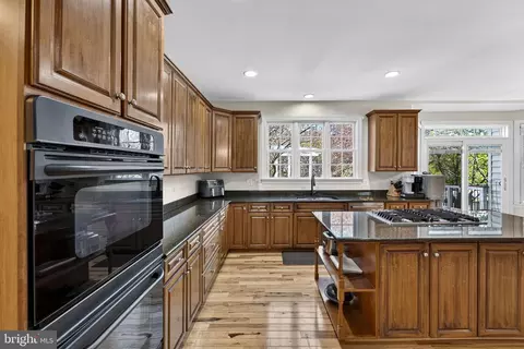 Kitchen - 42758 Glenside Dr, Brambleton, VA 20148 photo 10 of 15