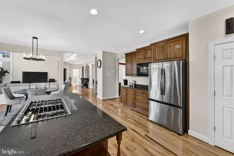 Kitchen - 42758 Glenside Dr, Brambleton, VA 20148 photo 14 of 15