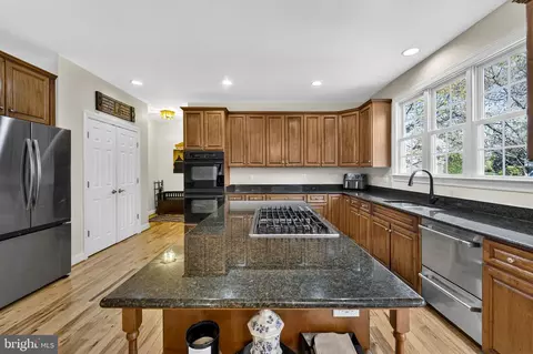 Kitchen - 42758 Glenside Dr, Brambleton, VA 20148 photo 7 of 15