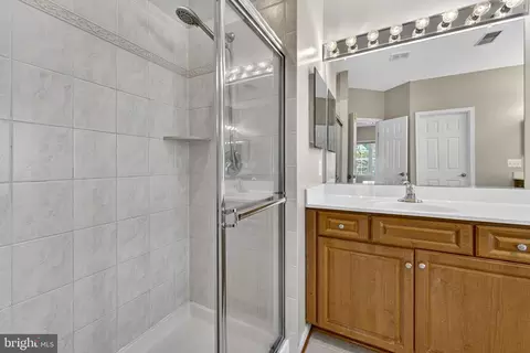 Bath - 42758 Glenside Dr, Brambleton, VA 20148 photo 6 of 7