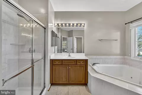 Bath - 42758 Glenside Dr, Brambleton, VA 20148 photo 3 of 7
