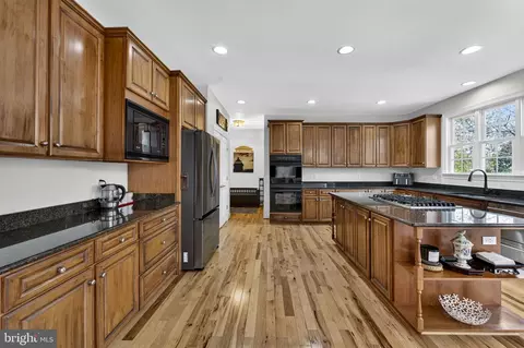 Kitchen - 42758 Glenside Dr, Brambleton, VA 20148 photo 4 of 15