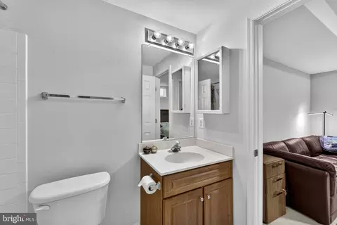 Bath - 42758 Glenside Dr, Brambleton, VA 20148 photo 7 of 7