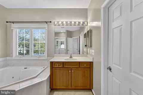 Bath - 42758 Glenside Dr, Brambleton, VA 20148 photo 4 of 7