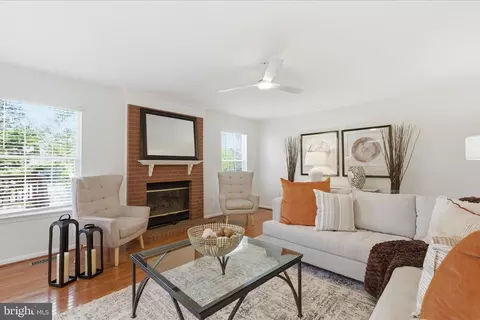 Living - 43104 Stonecottage Pl, Ashburn, VA 20147 photo 2 of 3