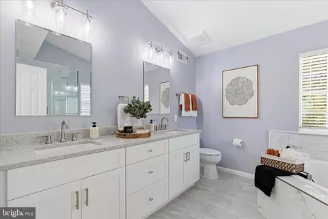 Bath - 43104 Stonecottage Pl, Ashburn, VA 20147 photo 2 of 5