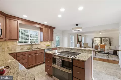 Kitchen - 43104 Stonecottage Pl, Ashburn, VA 20147 photo 2 of 3