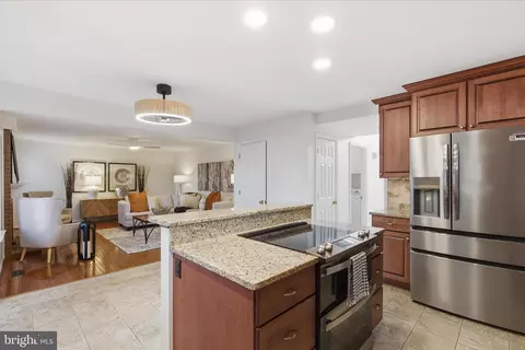 Kitchen - 43104 Stonecottage Pl, Ashburn, VA 20147 photo 3 of 3