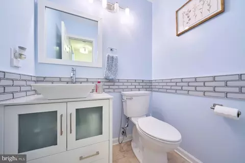 Bath - 46554 Cedarhurst Dr, Sterling, VA 20165 photo 1 of 4