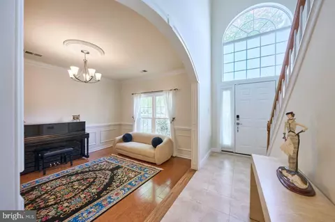 Entry Way - 46554 Cedarhurst Dr, Sterling, VA 20165 photo 5 of 8