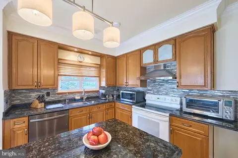 Kitchen - 46554 Cedarhurst Dr, Sterling, VA 20165 photo 1 of 3