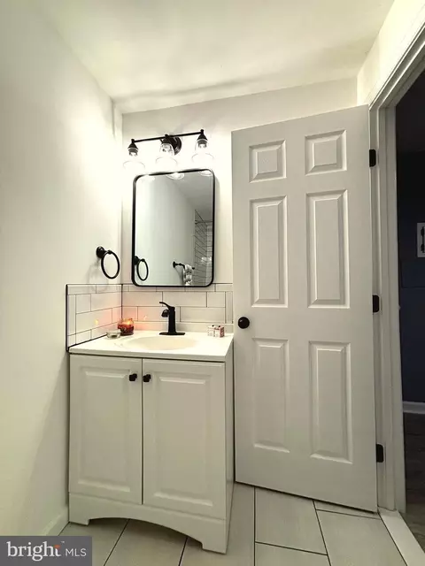 Bath - 43 Bickel Ct, Sterling, VA 20165 photo 2 of 4