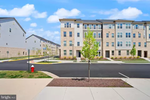 Exterior - 24252 Thurso Sq, Sterling, VA 20166 photo 1 of 2