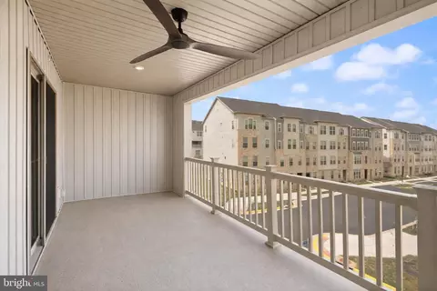 Entry Way - 24252 Thurso Sq, Sterling, VA 20166 photo 5 of 10