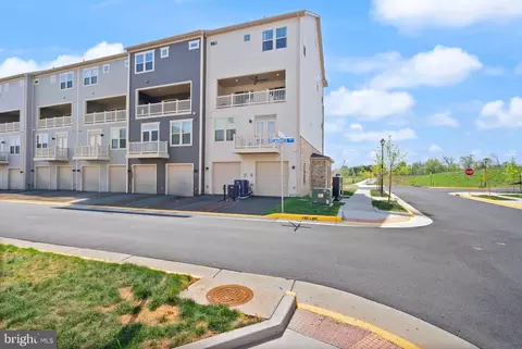 Exterior - 24252 Thurso Sq, Sterling, VA 20166 photo 2 of 2