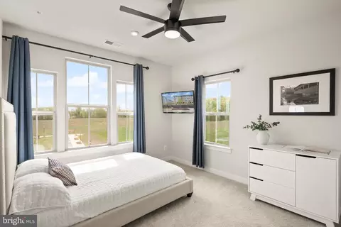 Bedroom - 24252 Thurso Sq, Sterling, VA 20166 photo 5 of 8