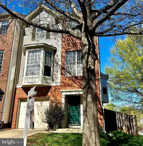 47647 Sandbank Sq, Sterling, VA 20165