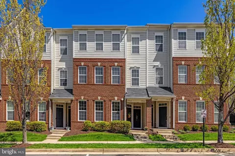 19464 Promenade Dr, Leesburg, VA 20176