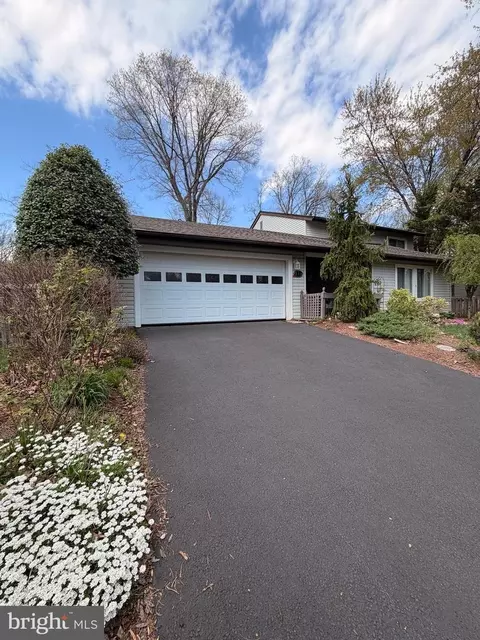 254 W Meadowland Ln, Sterling, VA 20164