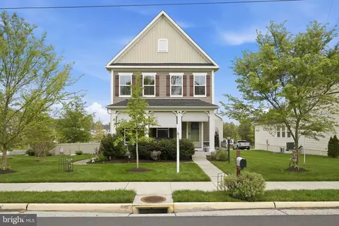 15 S Locust St, Lovettsville, VA 20180