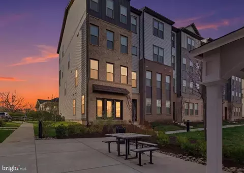 46037 Woodpecker Sq, Sterling, VA 20165