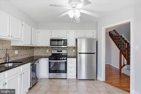 Kitchen - 46810 Rabbitrun Ter, Sterling, VA 20164 photo 3 of 3