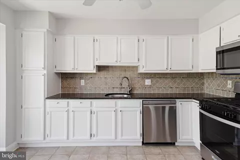 Kitchen - 46810 Rabbitrun Ter, Sterling, VA 20164 photo 2 of 3