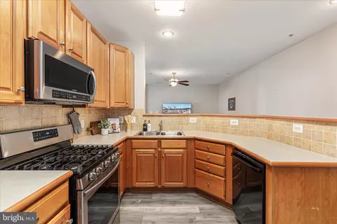 Kitchen - 20227 Macglashan Ter, Ashburn, VA 20147 photo 2 of 4