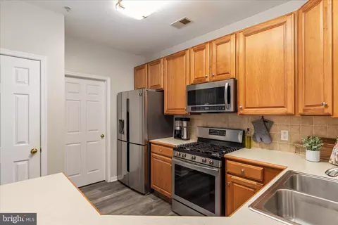 Kitchen - 20227 Macglashan Ter, Ashburn, VA 20147 photo 4 of 4