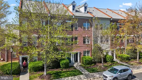 42462 Hollyhock Ter, Brambleton, VA 20148
