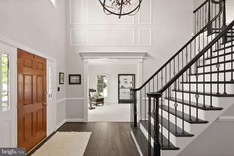 Entry Way - 19944 Interlachen Cir, Ashburn, VA 20147 photo 4 of 8