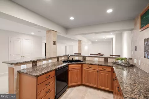 Kitchen - 19944 Interlachen Cir, Ashburn, VA 20147 photo 9 of 10