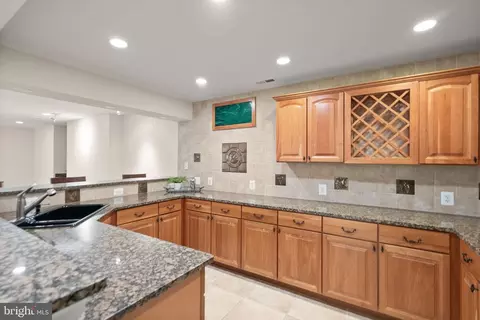 Kitchen - 19944 Interlachen Cir, Ashburn, VA 20147 photo 8 of 10