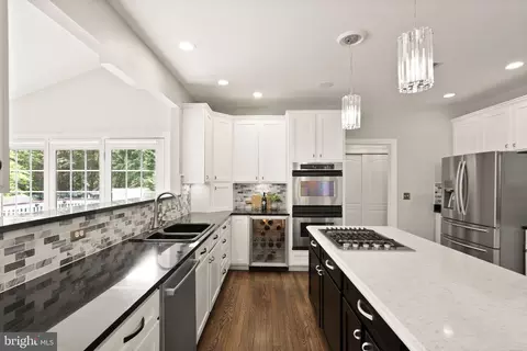 Kitchen - 19944 Interlachen Cir, Ashburn, VA 20147 photo 7 of 10