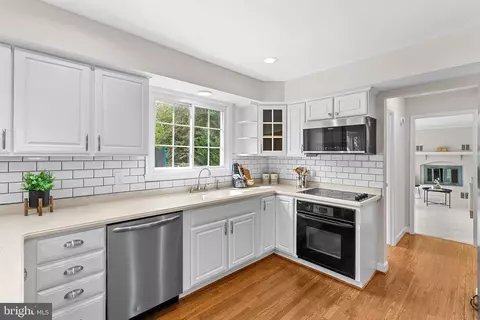 Kitchen - 105 Peyton Rd, Sterling, VA 20165 photo 3 of 6