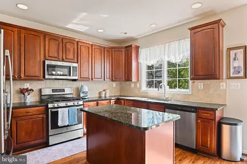 Kitchen - 22845 Queensbridge Dr, Ashburn, VA 20148 photo 2 of 3