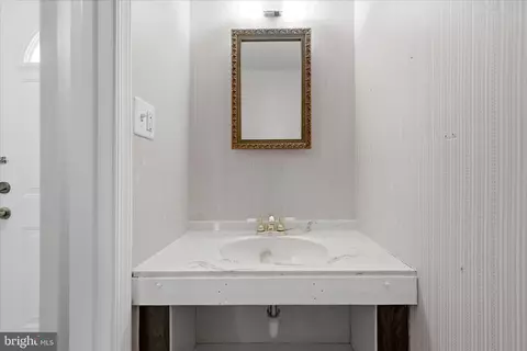 Entry Way - 1016 C Brixton Ct, Sterling, VA 20164 photo 2 of 4