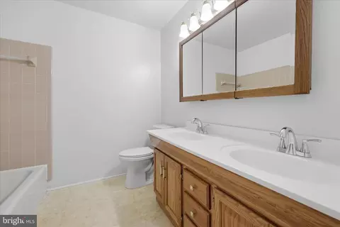 Bath - 1016 C Brixton Ct, Sterling, VA 20164 photo 1 of 2