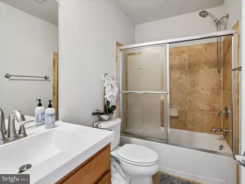 Bath - 43542 White Cap Ter, Chantilly, VA 20152 photo 4 of 5