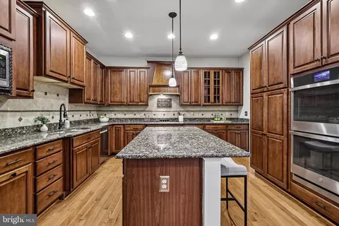 Kitchen - 24896 Castleton Dr, Chantilly, VA 20152 photo 4 of 5