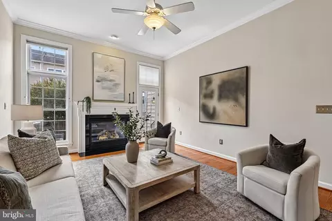 Living - 24896 Castleton Dr, Chantilly, VA 20152 photo 3 of 4