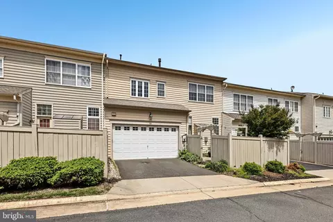 Exterior - 24896 Castleton Dr, Chantilly, VA 20152 photo 4 of 4