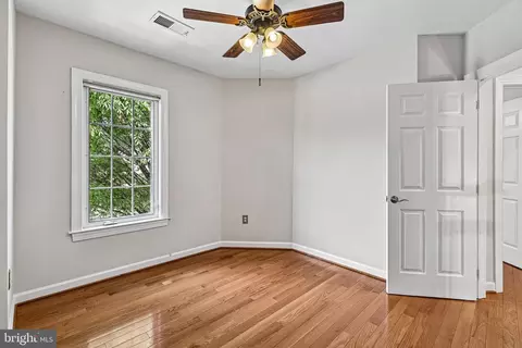 Bedroom - 24896 Castleton Dr, Chantilly, VA 20152 photo 5 of 11