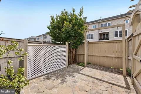 Exterior - 24896 Castleton Dr, Chantilly, VA 20152 photo 3 of 4