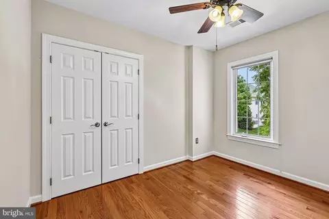 Bedroom - 24896 Castleton Dr, Chantilly, VA 20152 photo 4 of 11